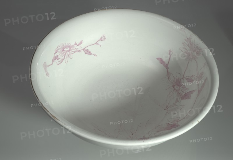 Washbowl owned by members of the Ellis family, late 19th-early 20th cent. Creator: S. Bridgwood & Son.