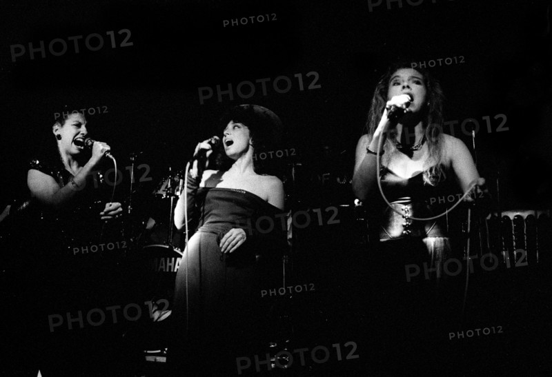 Kim Nazarian, Caprice Fox and Sara Kreiger, New York Voices, Ronnie Scott’s, Soho, London, 9.89. Creator: Brian O'Connor.