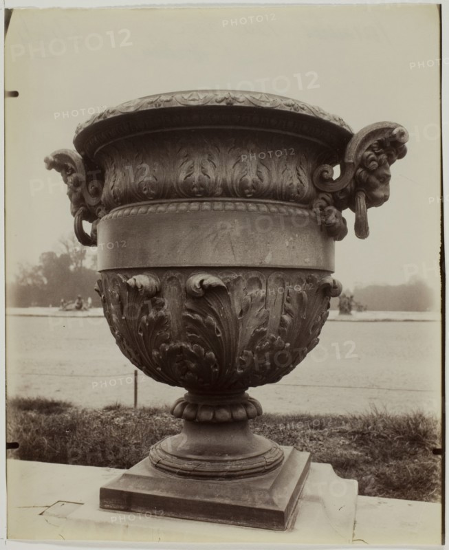 Versailles, Vase par Ballin, 1904. Creator: Eugene Atget.