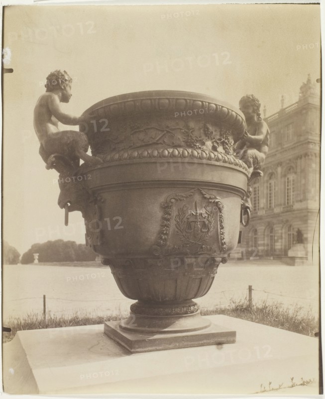 Versailles, Vase par Ballin, 1905. Creator: Eugene Atget.