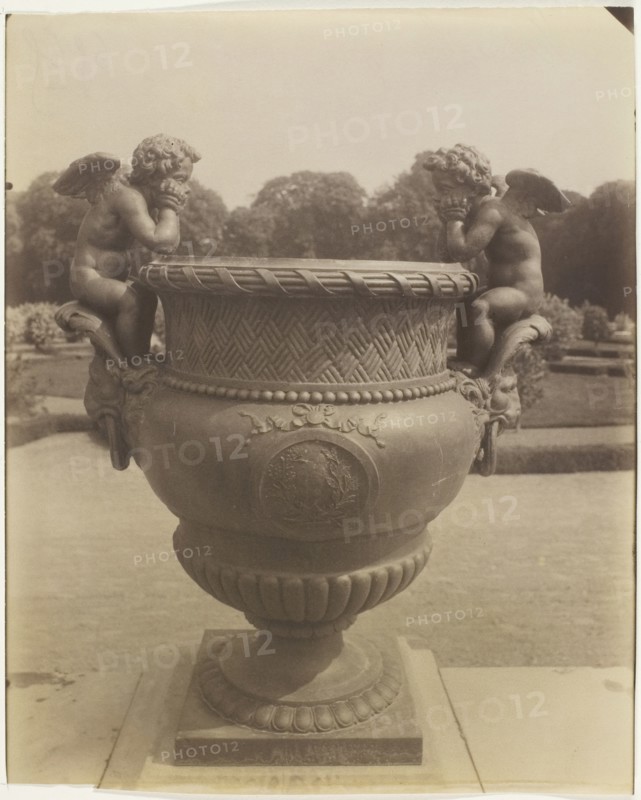 Versailles, Vase par Ballin, 1905. Creator: Eugene Atget.