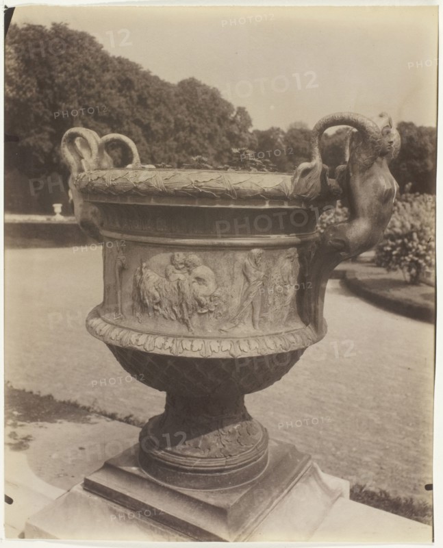 Versailles, Vase par Ballin, 1905. Creator: Eugene Atget.
