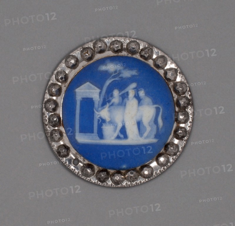 Button with Sacrifice of a Bull, Burslem, Late 18th century. Creator: Wedgwood.