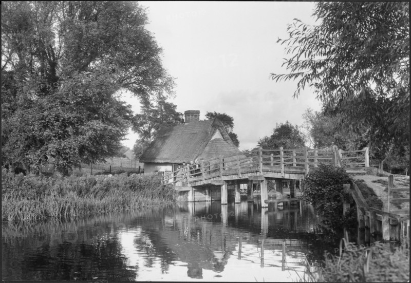 Flatford Bridge, Flatford Mill, East Bergholt, Babergh, Suffolk, 1930-1946. Creator: J Dixon Scott.
