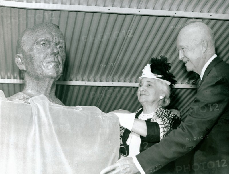 Eisenhower unveils Marshall bust, USA, September 8, 1960.  Creator: NASA.