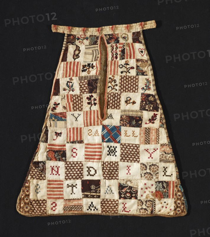 Pocket, United States, c. 1799. During the 18th and early 19th centuries, women's clothing did not have sewn-in pockets. Separate pockets were tied around the waist and concealed beneath skirts. Attributed to Sally Standish.