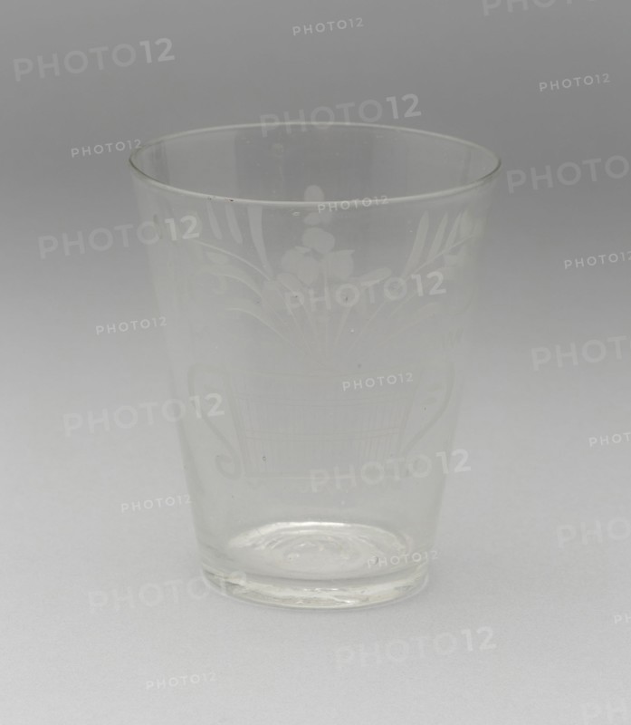 Tumbler, 1764/74. Engraved floral decoration.