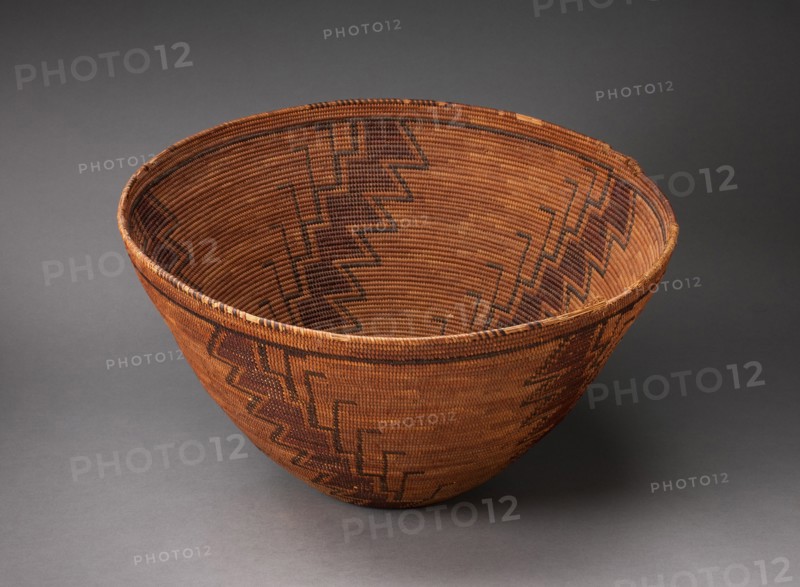 Coiled Storage Basket with Serrated-line Design, 1880/90. A work made of natural vegetable fibers with pigment.