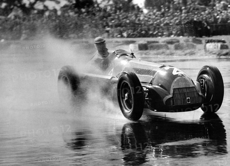 Juan Manuel Fangio driving a 1950 Alfa Romeo 158 in the International Trophy at Silverstone. Creator: Unknown.