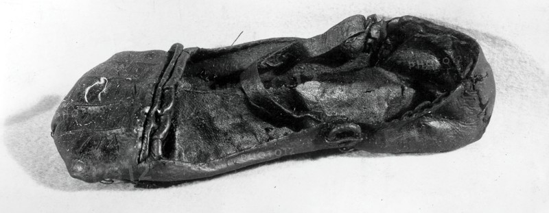 Woman's Horned Toe Shoe, England, 16th century.