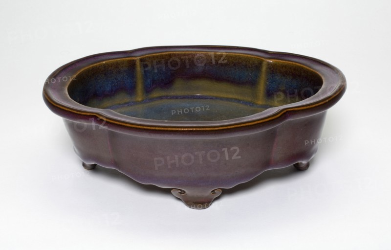 Lobed Basin for Flowerpot with Four Cloud-Shaped Feet, Yuan (1271-1368)/Ming dynasty (1368-1644), 14th century.