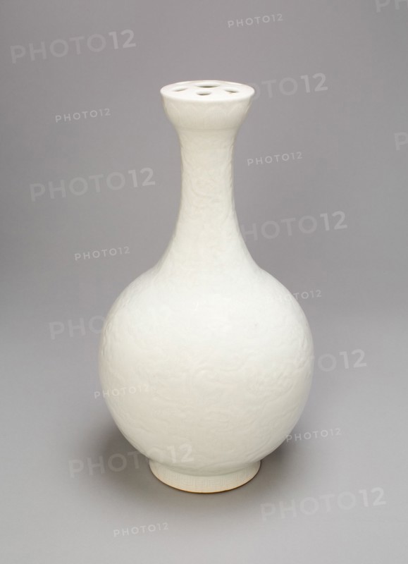 Bottle-Shaped Vase for Incense Sticks or Flowers, Ming dynasty (1368-1644) or Qing dynasty (1644-1911), c. late 17th/18th century.