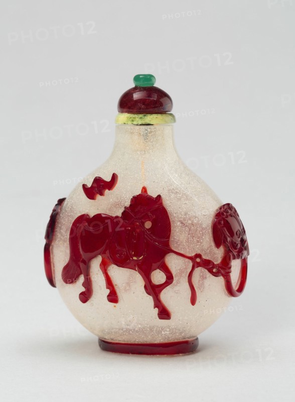 Snuff Bottle with Saddled and Bridled Horses Tethered to Mock Ring Handles, Qing dynasty (1644-1911), 1760-1810.