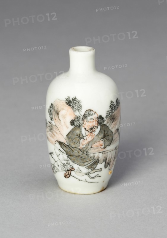 Snuff Bottle with Li Tieguai Leaning against a Rock, Qing dynasty (1644-1911), 1820-1880.