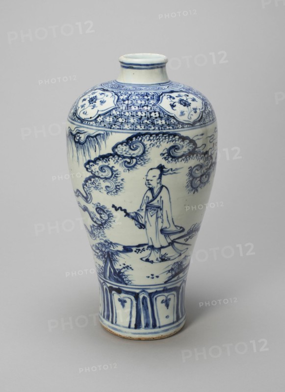 Elongated Bottle-Vase (Meiping) with a Scholar-Gentleman and Attendant, Ming dynasty (1368-1644), 15th century.