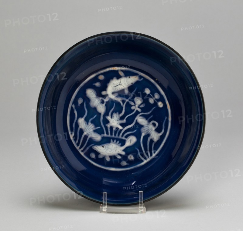 Dish with Fish Swimming in Lotus Pond, Ming dynasty (1368-1644), Wanli reign mark and period (1573-1620).
