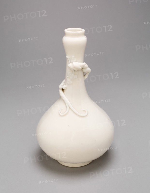 Bottle-Shaped Vase with a Lizard, Ming dynasty (1368-1644) or Qing dynasty (1644-1911), c. late 17th/18th century.