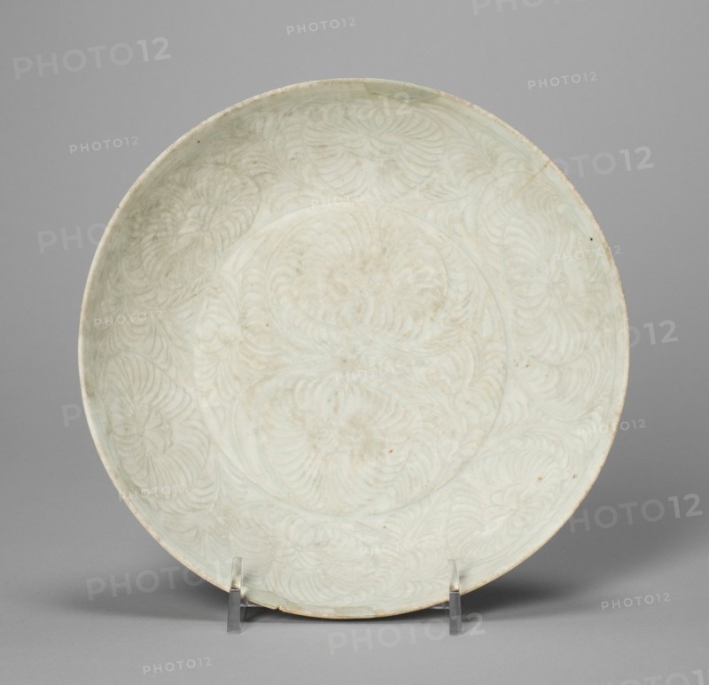 Dish with Floral Scrolls, Song dynasty (960-1279).