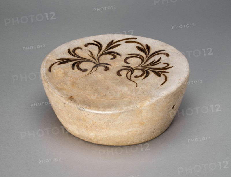 Drum-Shaped Pillow with Floral Sprays, Jin dynasty (1115-1234), 12th century.