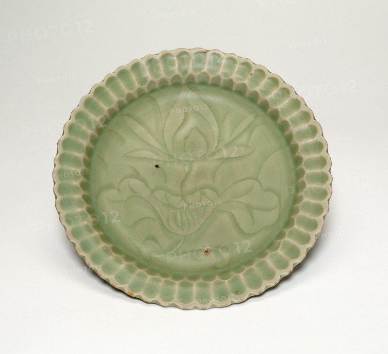 Foliate Dish with Lotus Flower, late Southern Song (1127-1279)/early Yuan dynasty (1279-1368), late 13th century.