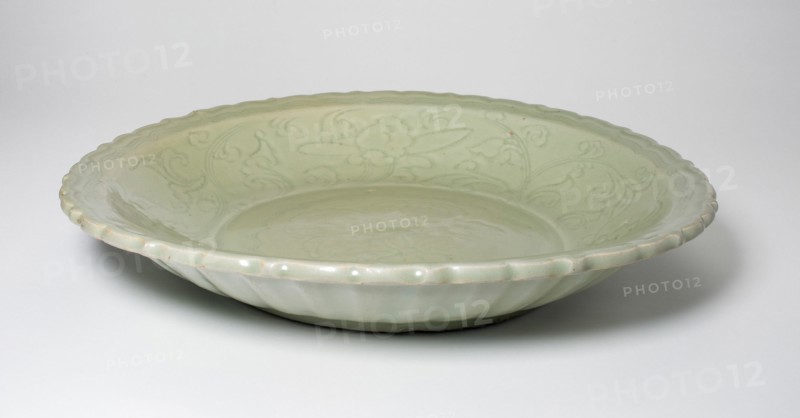 Dish with Floral Scrolls and Foliate Rim, Yuan dynasty (1271-1368) or Ming dynasty (1368-1644).