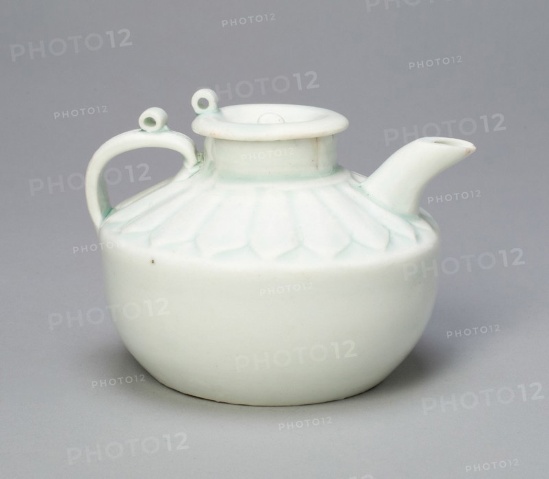 Ewer with Stylized Chrysanthemum Petals, Northern Song dynasty (960-1127), 12th century.