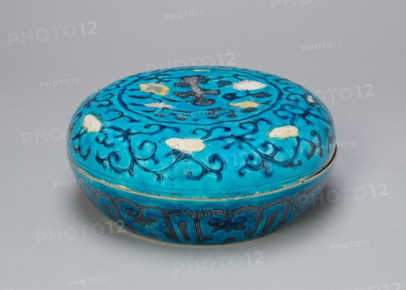 Circular Covered Box with Floral and Lingzhi Mushroom Scrolls, Ming dynasty (1368-1644), 16th century.