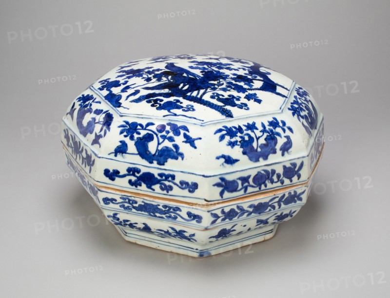 Octagonal Box with Birds, Peony Flowers, and Peach Branches, Ming dynasty (1368-1644), Jiajing reign mark and period (1522-1566).