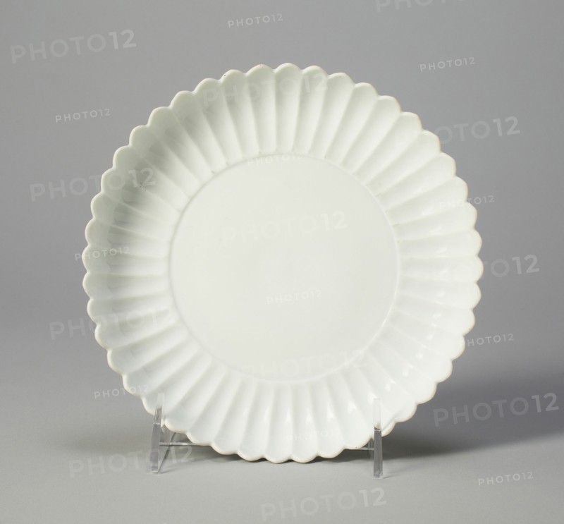 Chrysanthemum Dish, Qing dynasty (1644-1911), Yongzheng reign mark and period (1723-35).