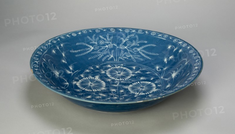 Dish with Chrysanthemums and Stylized Floral Scrolls, Ming dynasty (1368-1644), 15th century.