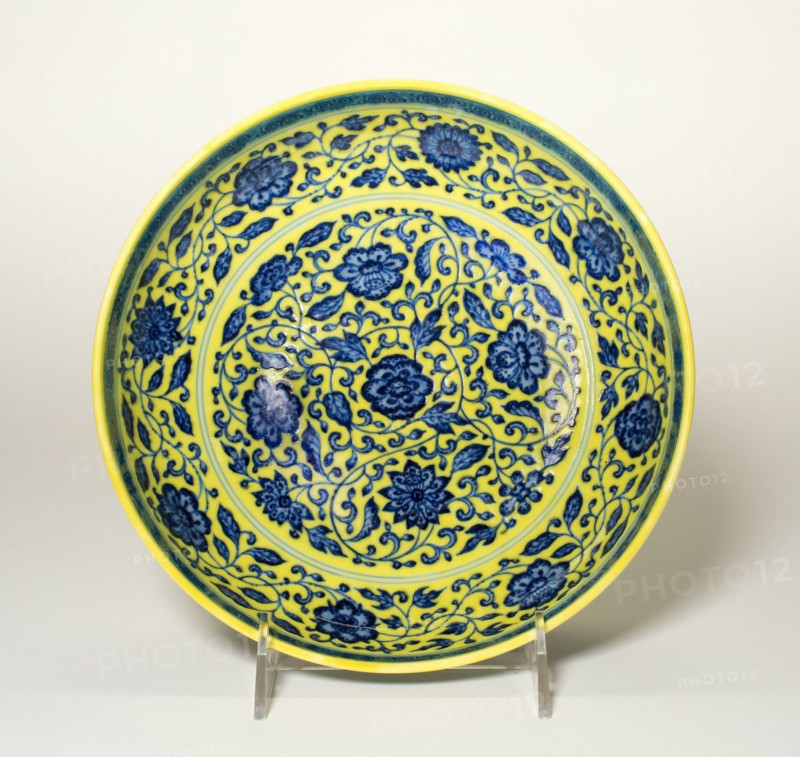 Dish with Peony and Lotus Flowers, Qing dynasty (1644-1911), 18th century, Yongzheng reign mark (1723-1735).