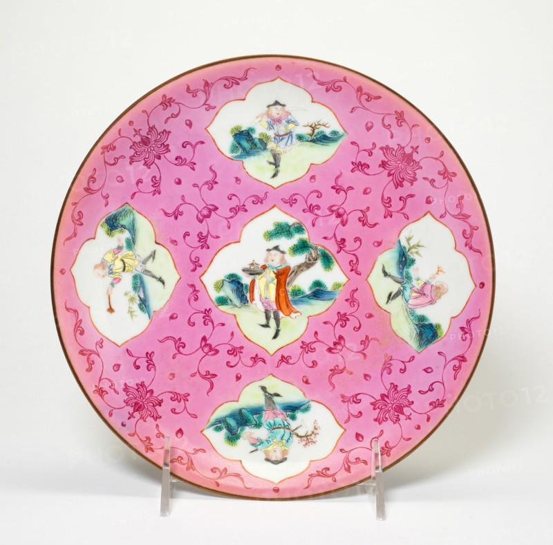 Dish with Five European Figures and Stylized Floral Scrolls and Five Bats on Reverse, Qing dynasty (1644-1911), Qianlong reign mark and period (1736-1795).