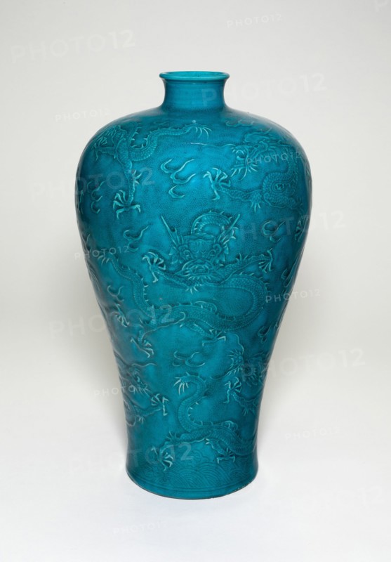 Bottle Vase (Meiping) with Dragons Rising from Waves, Qing dynasty (1644-1911), Yongzheng period (1723-1735).