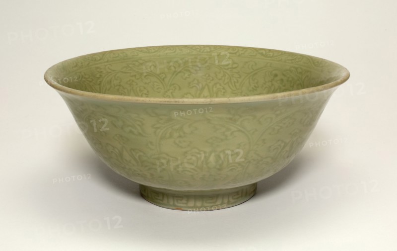 Bowl with Floral and Leaf Sprays, Ming dynasty (1368-1644).