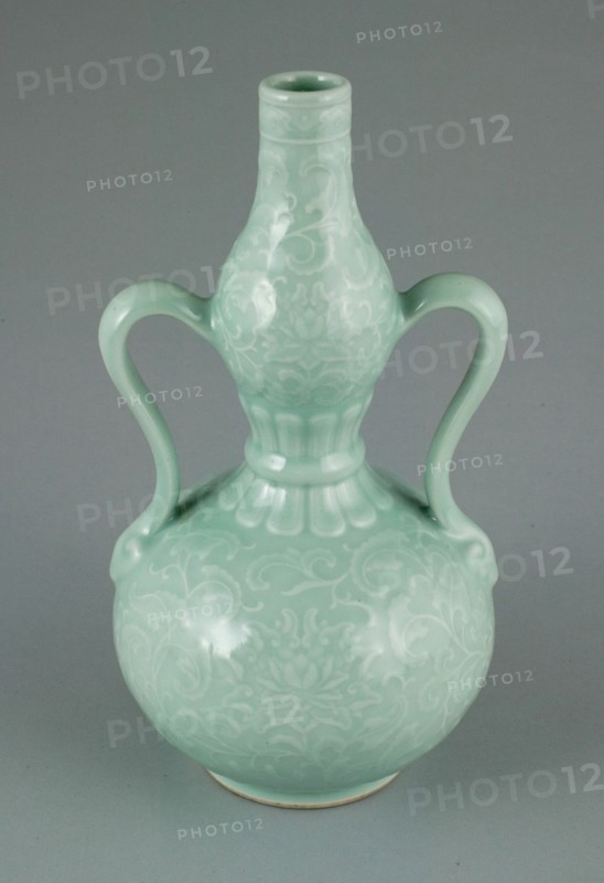 Double-Gourd Vase with Incurved Loop Handles, Qing dynasty (1644-1911), Yongzheng period (1723-1735).