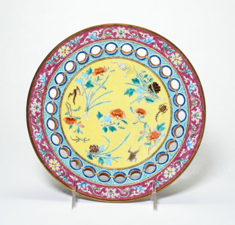 Plate with Talismans for Duanwujie (Dragon Boat Festival), Qing dynasty (1644-1911), Qianlong reign mark and period (1736-1795).