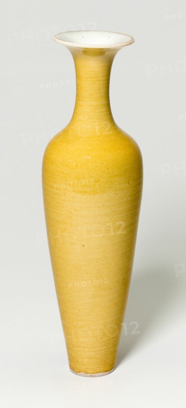 Amphora-Shaped Vase, Qing dynasty (1644-1911), Kangxi reign mark and period (1662-1722).