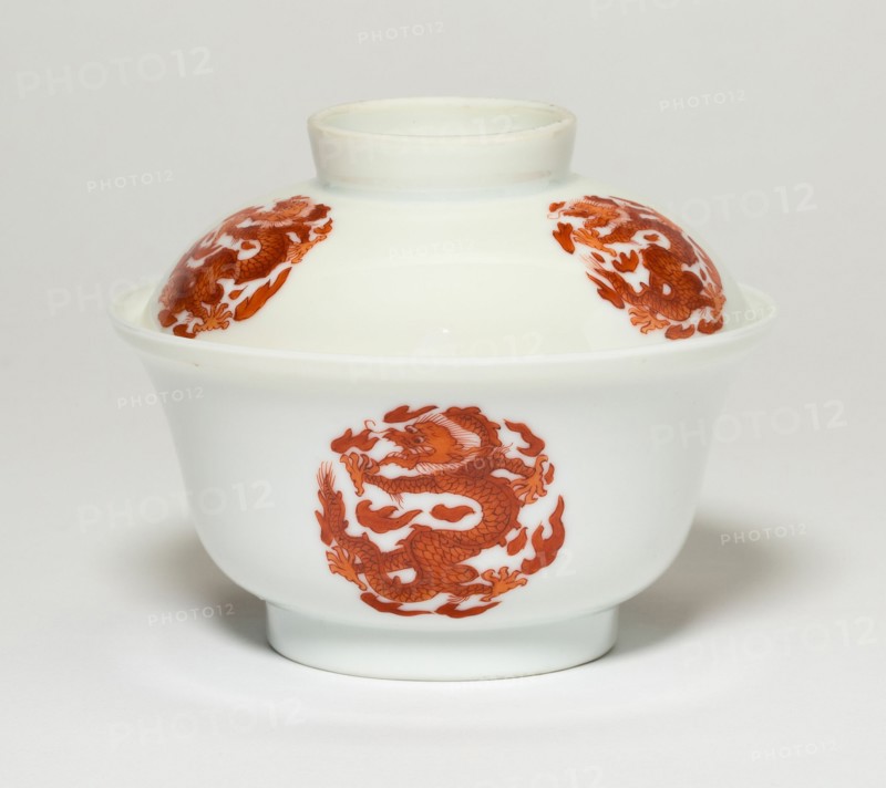 Covered Bowl with Dragon Medallions, Qing dynasty (1644-1911), late 18th/19th century.