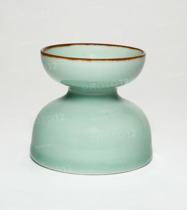 Waisted Water Bottle, Qing dynasty (1644-1911), 18th/19th century.