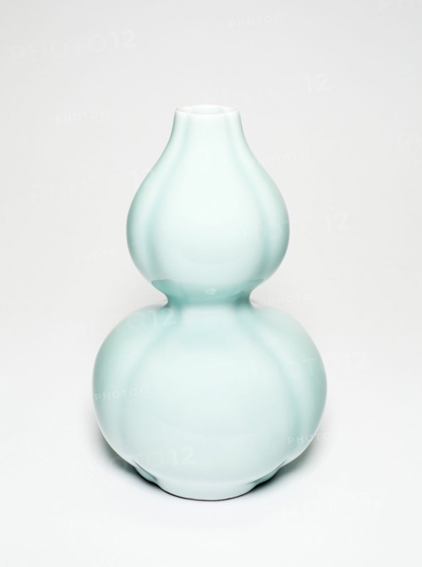 Lobed Gourd-Shaped Vase, Qing dynasty (1644-1911), Qianlong reign mark (1736-1795), c. 19th/20th century.
