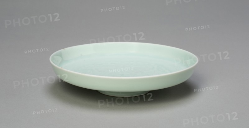 Dish with Auspicious Emblems: Clouds, Bats, Gourds, Plaintain, and Ruyi Scepter, Qing dynasty (1644-1911), Qianlong period (1736-1795).