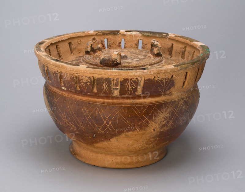 Bowl-Shaped Vessel with Cover (Gui) and Pierced Collar, Eastern Han dynasty (25-220 A.D.), 1st century.