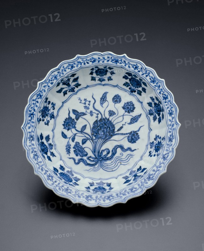 Lobed Dish with Bouquet of Lotus and Saggitaria, Ming dynasty (1368-1644), Xuande reign mark and period (1426-1435).