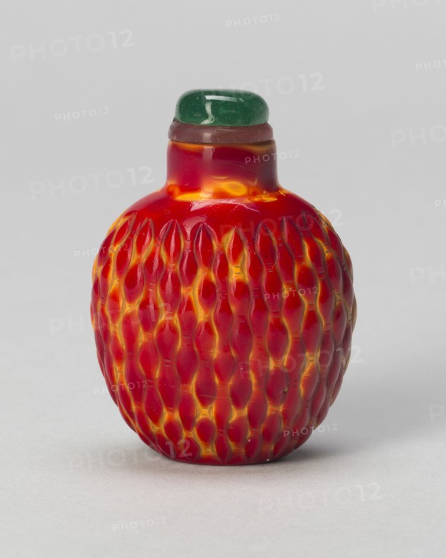 Spade-Shaped Snuff Bottle with Basketweave Pattern, Qing dynasty (1644-1911), 1730-1800.
