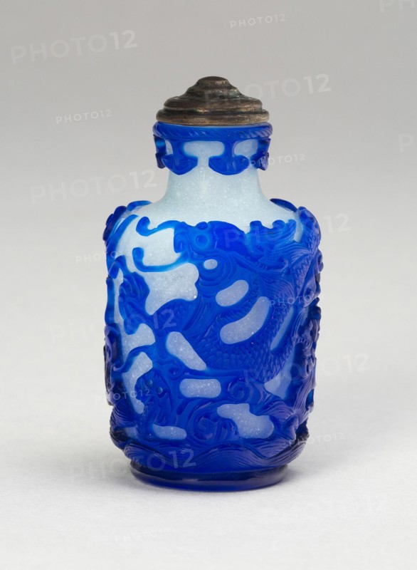 Snuff Bottle with Two Five-Clawed Dragons above Waves, Qing dynasty (1644-1911), 1790-1850.
