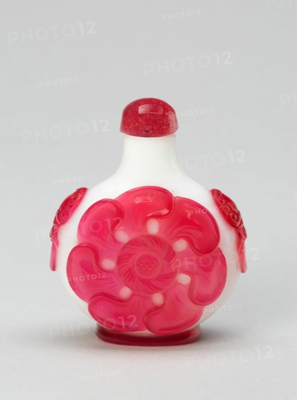 Snuff Bottle with Seven-Petal Flower Heads, Qing dynasty (1644-1911), 1760-1830.