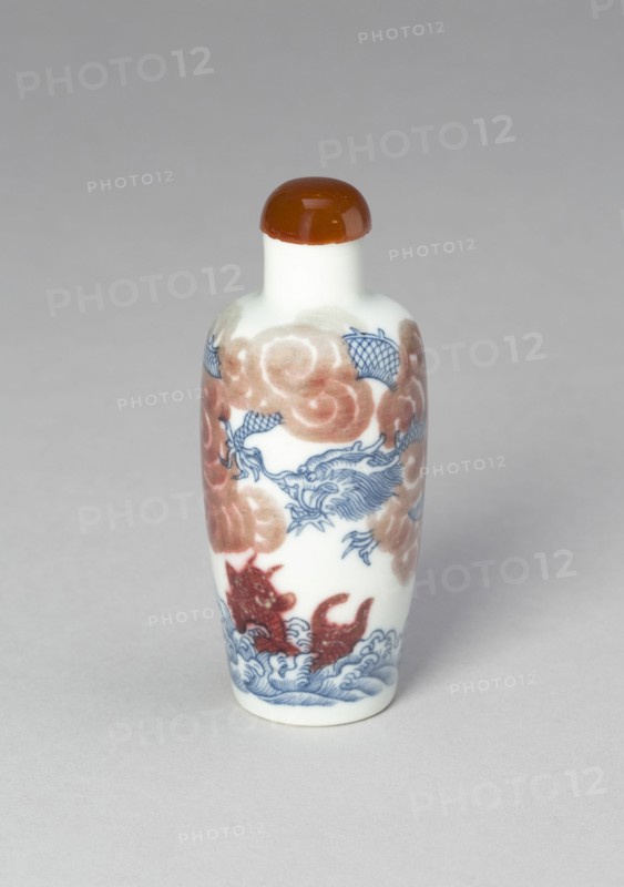 Snuff Bottle with a Dragon and a Carp, Qing dynasty (1644-1911), 19th century.