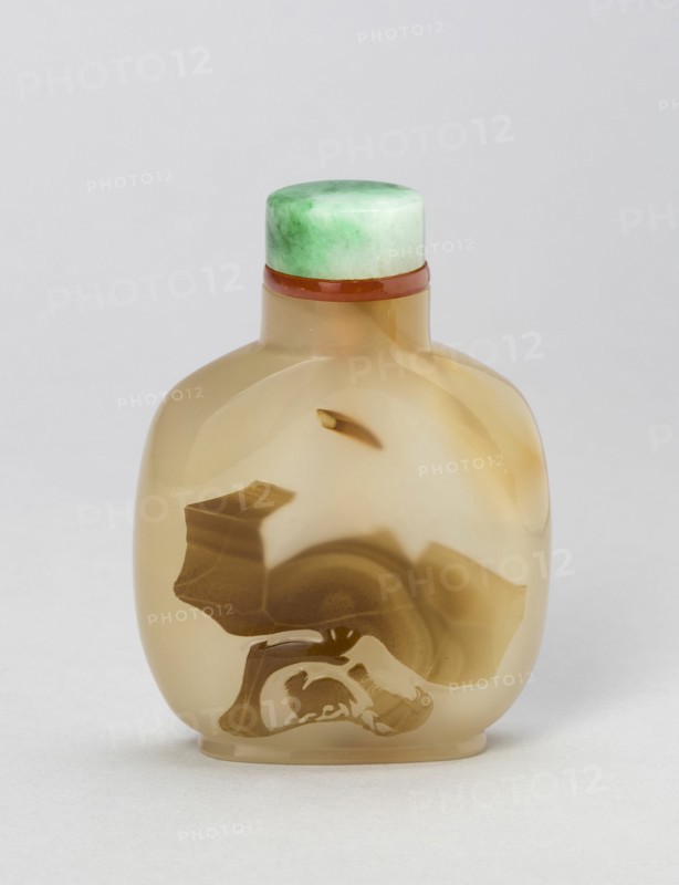 Snuff Bottle with a Hawk and a Bear beneath a Tree, Qing dynasty (1644-1911), 1820-1880.