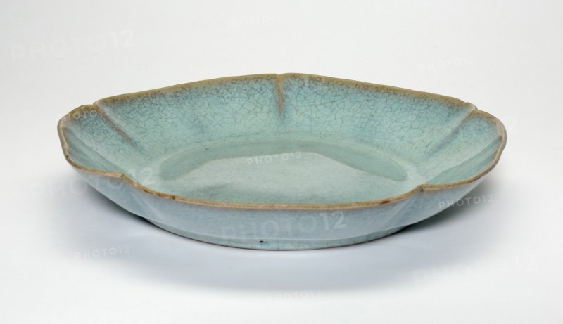 Dish with Floral Petal Rim, Qing dynasty (1644-1911), Yongzheng period (1723-1735).