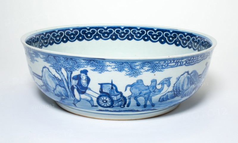 Bowl with Figures in Landscape, Qing dynasty (1644-1911), 19th century.